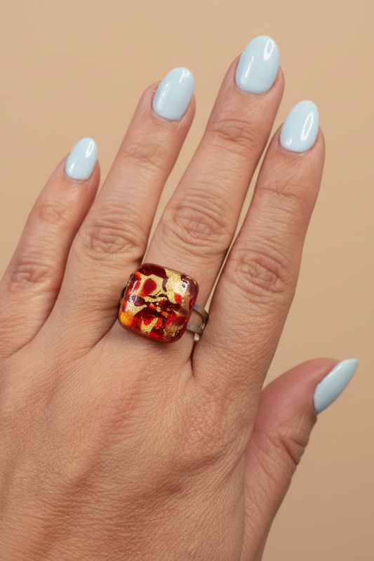 Mano de modelo con anillo y fondo nude