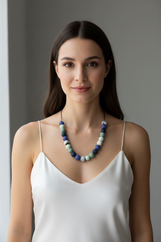 Modelo con collar completo