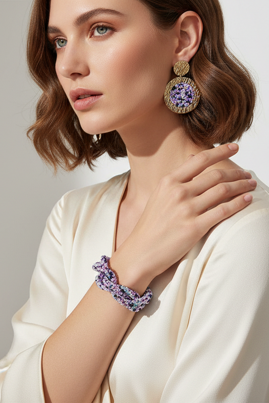 Modelo con set de pulsera y aretes