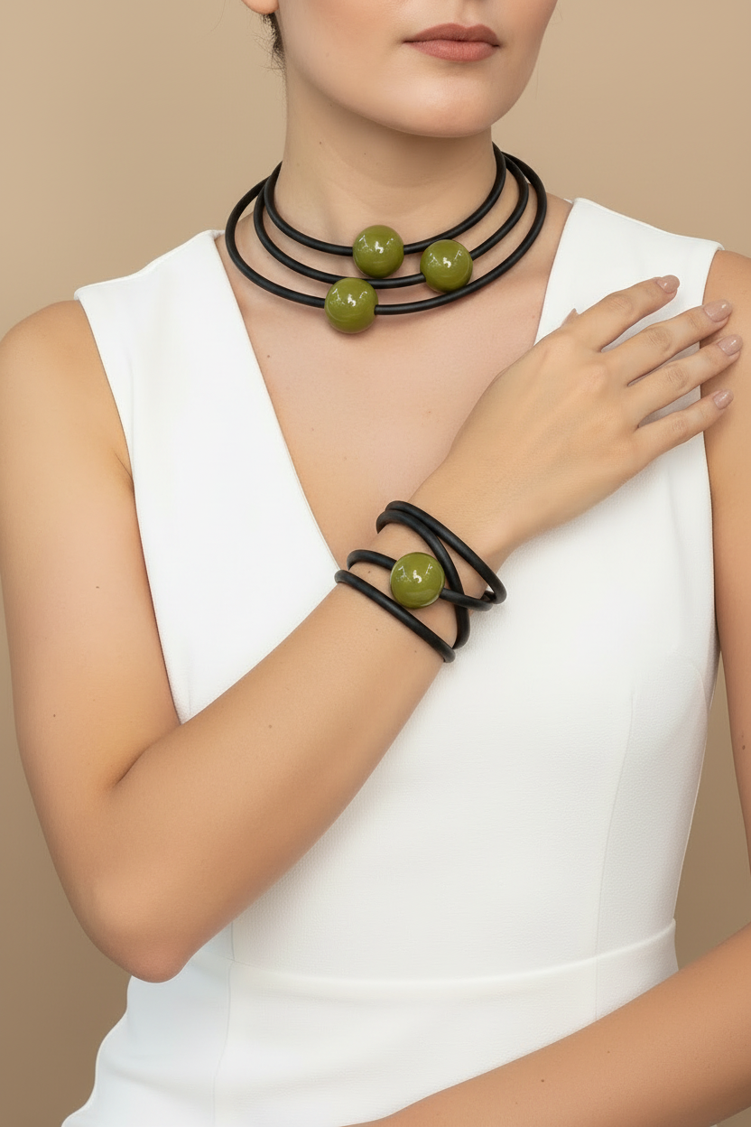 Modelo con traje blanco y set verde oliva