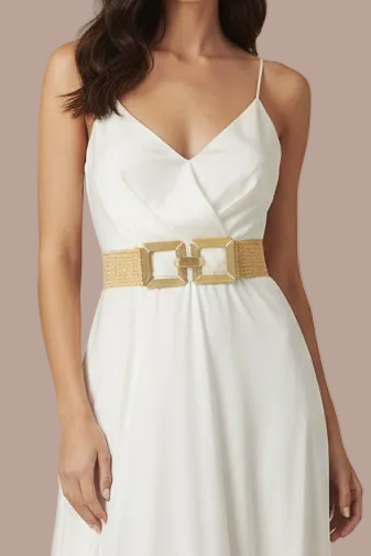 Modelo Hebilla sobre Vestido