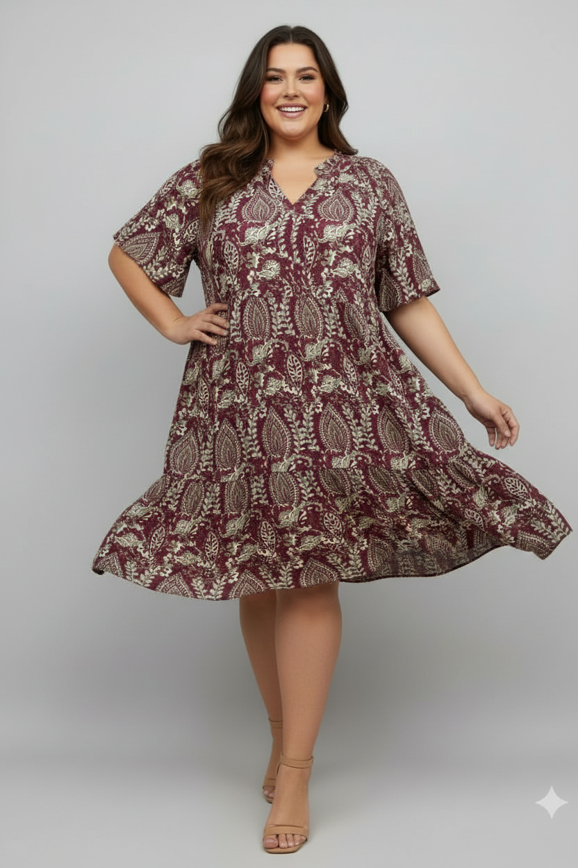 Modelo plus size con vestido mini