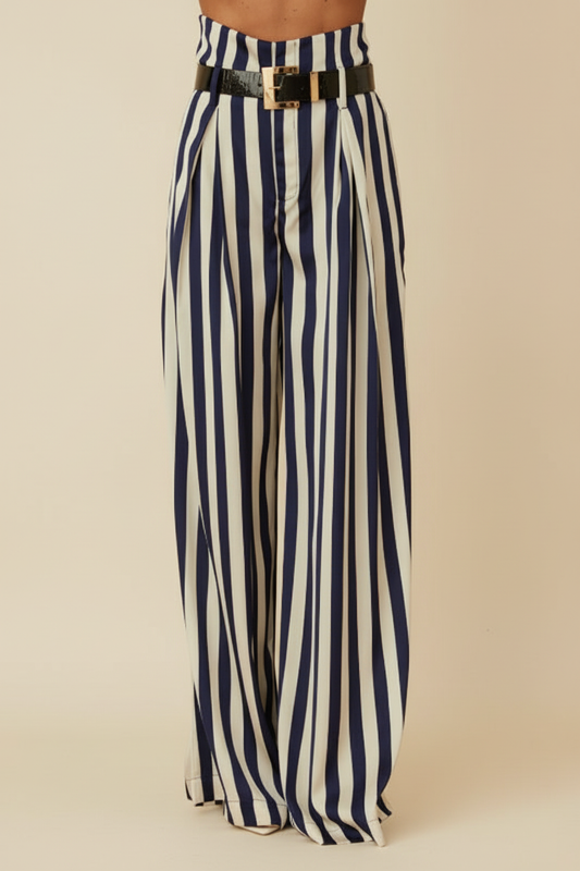 Pantalón a rayas con fondo más claro