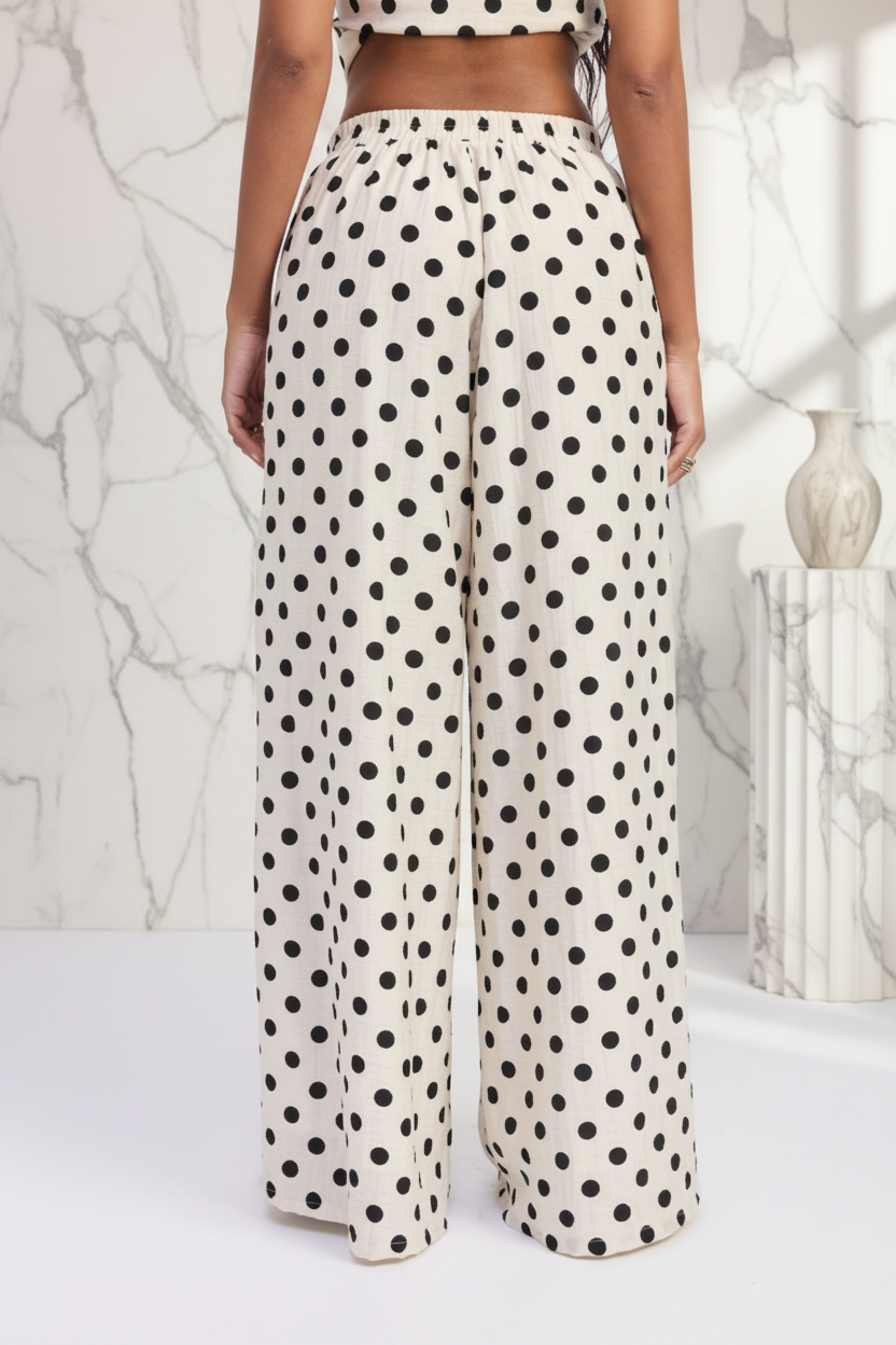 Pantalones de lunares vista trasera con fondo mármol