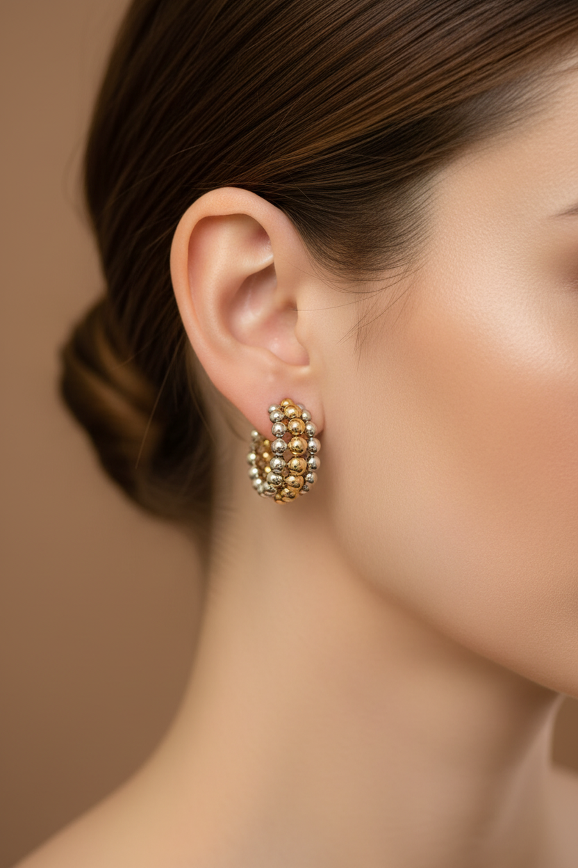 Primer plano de oreja con pantallas hoops de esferas dos tonos