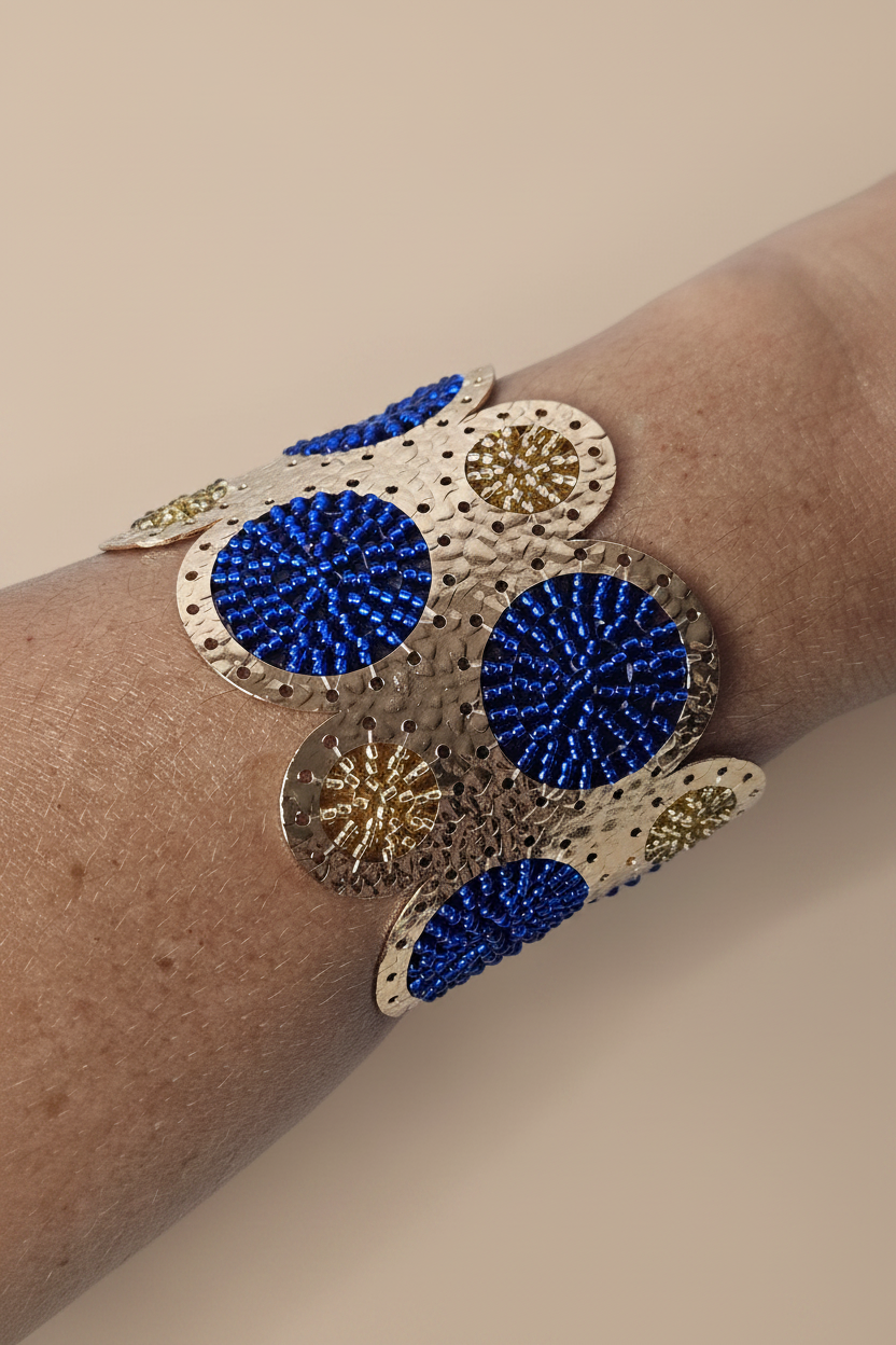 Pulsera en muñeca fondo nude