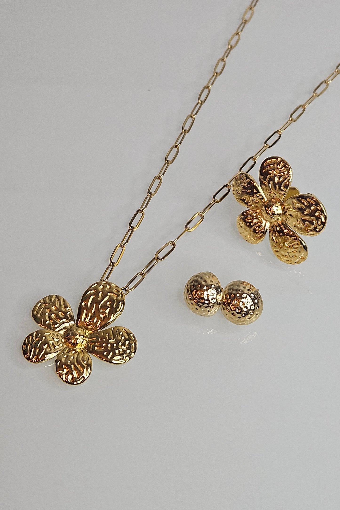 SET DORADO DE CADENA Y SORTIJA DE FLOR CON PANTALLAS