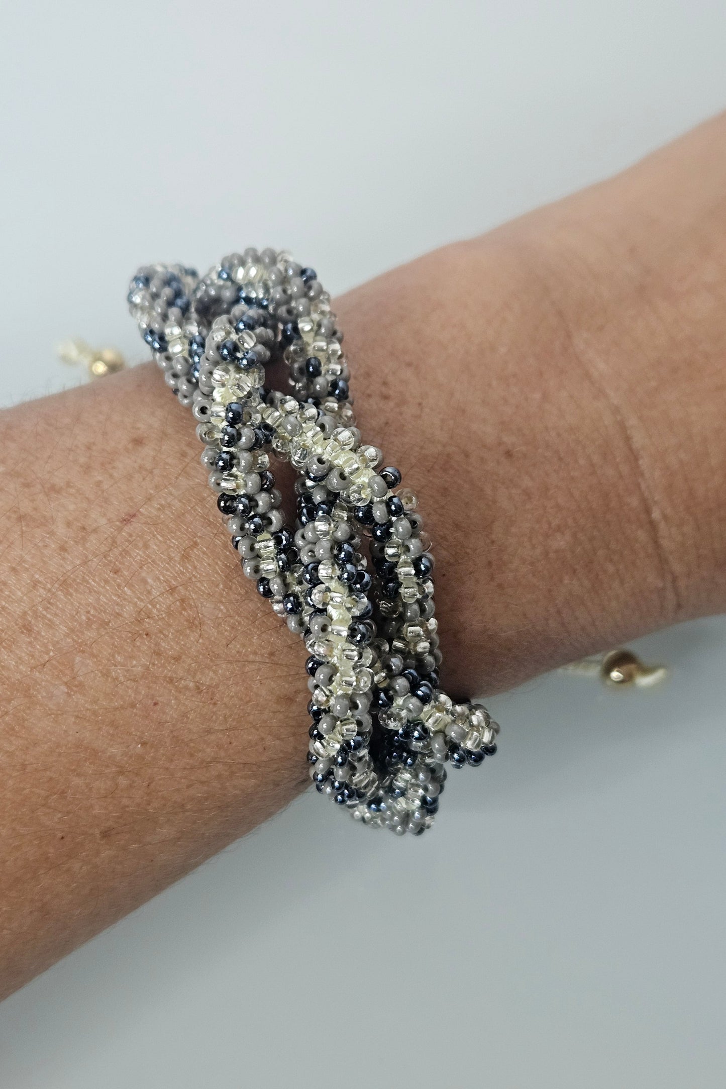 SET DE PULSERA TRENZADA Y ARETES EN TONOS GRISES