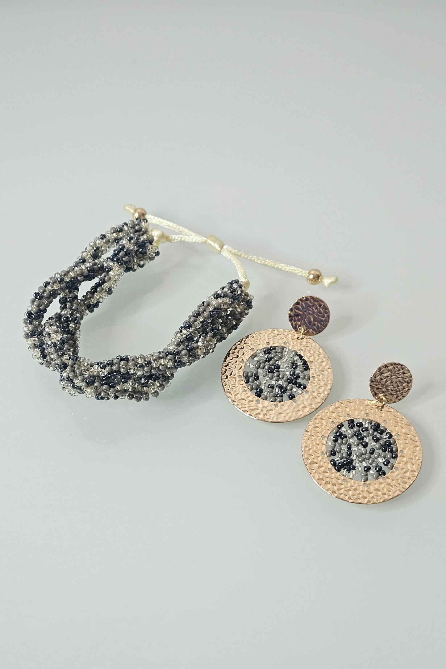 SET DE PULSERA TRENZADA Y ARETES EN TONOS GRISES