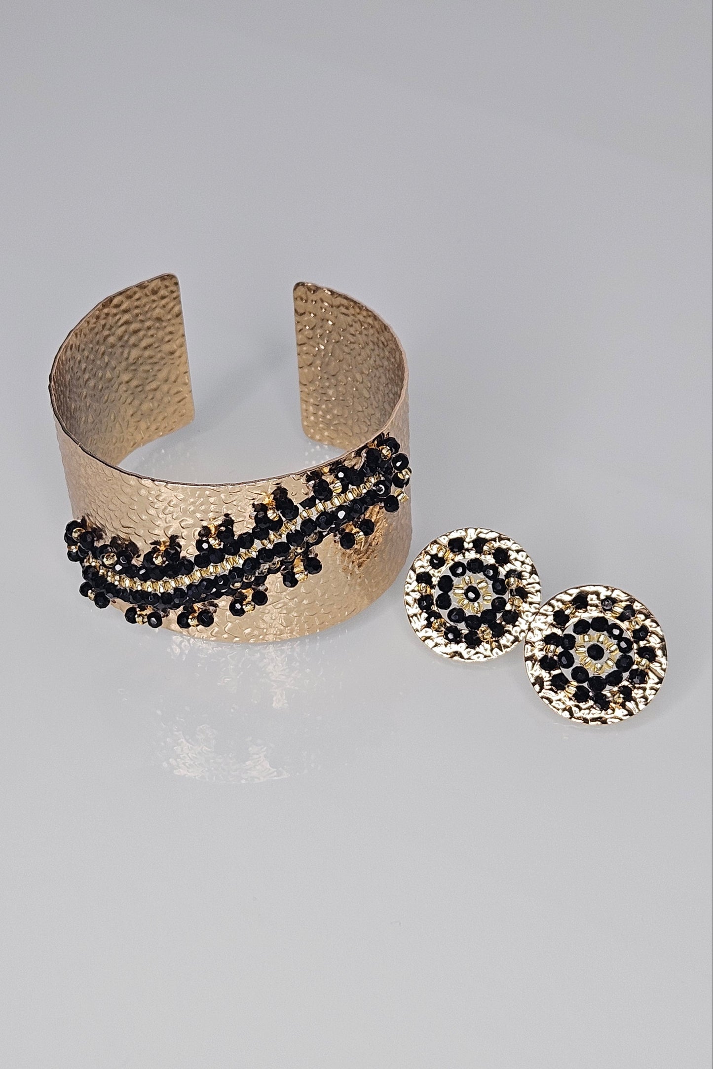 SET DE BRAZALETE Y ARETES DORADO CON NEGRO