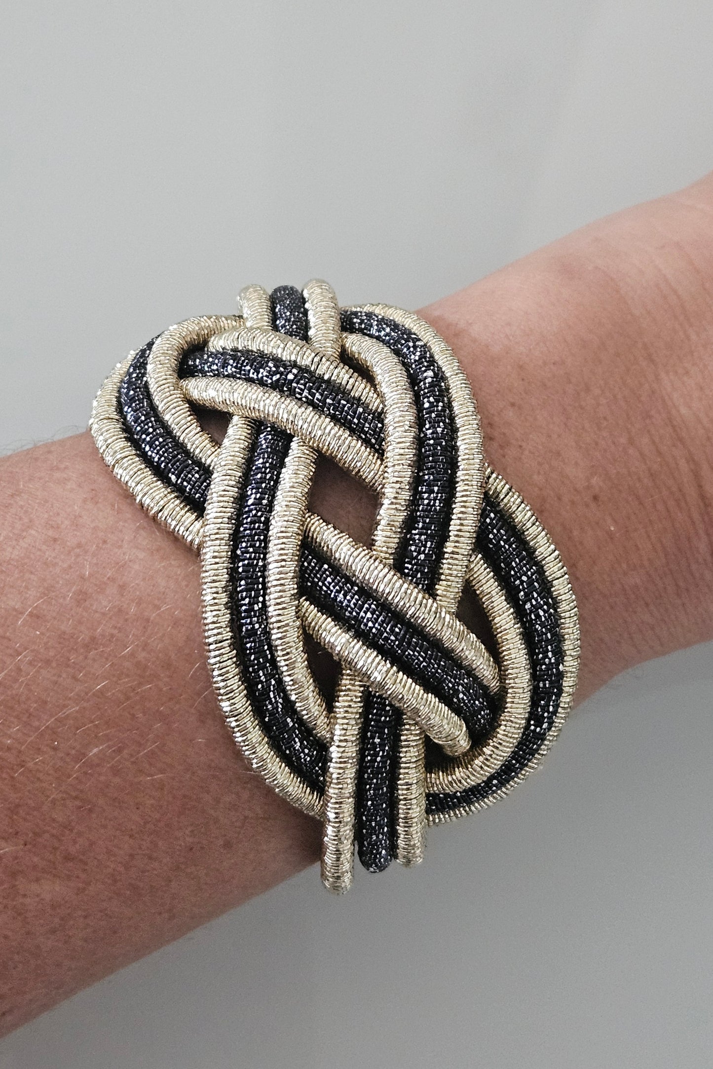 PULSERA MAGNÉTICA DORADA Y NEGRA