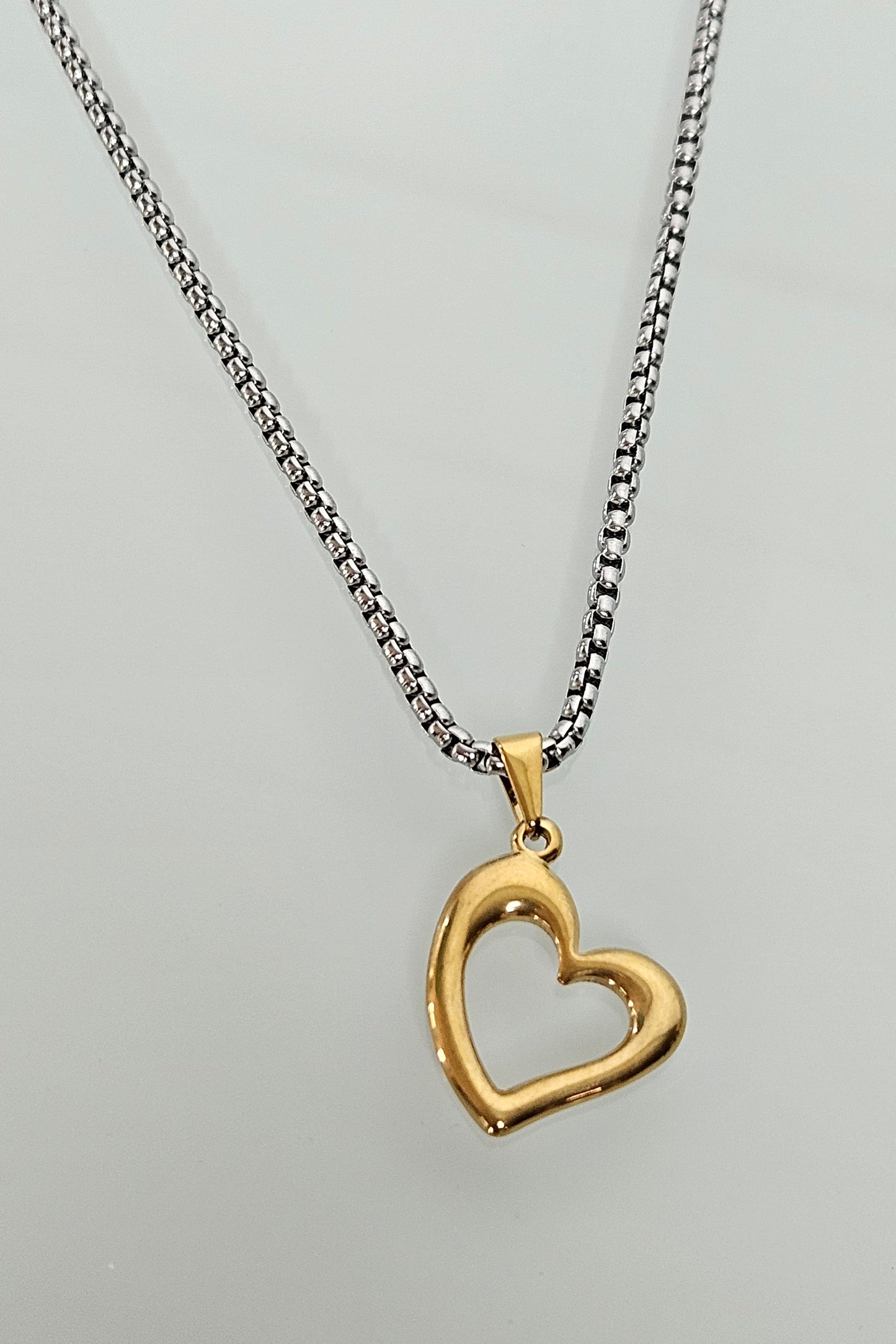CADENA PLATEADA CON CORAZÓN DORADO
