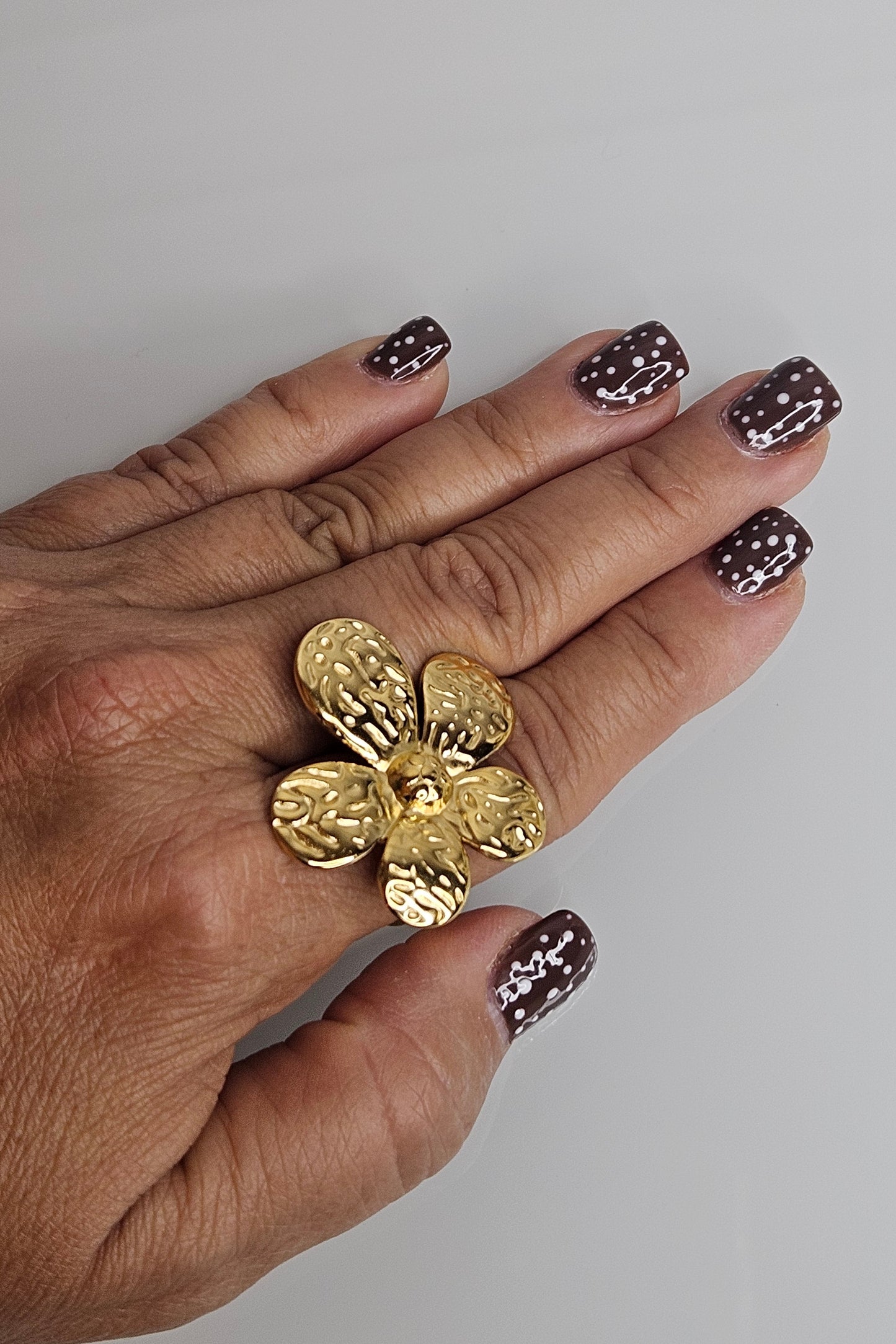 SET DORADO DE CADENA Y SORTIJA DE FLOR CON PANTALLAS