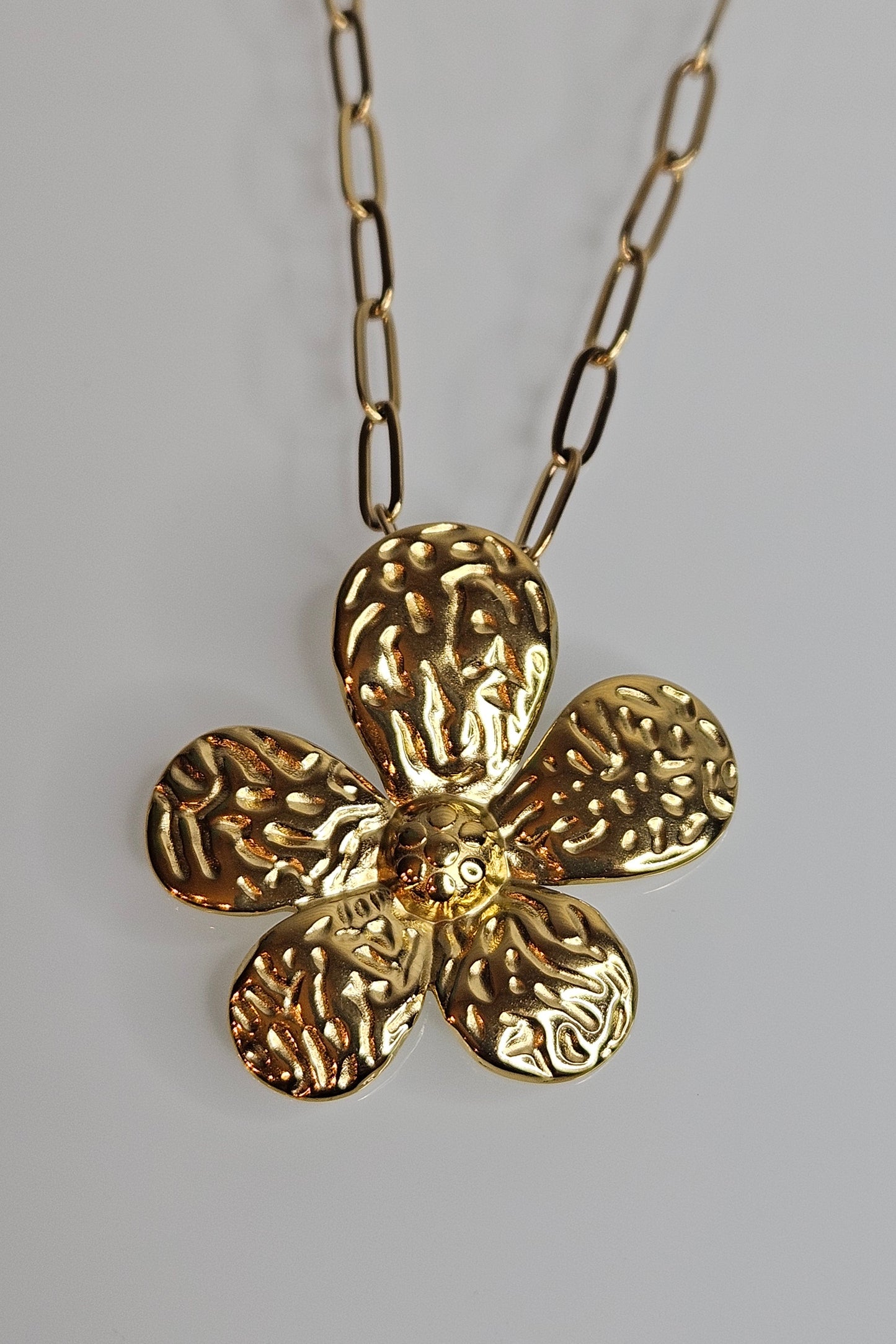 SET DORADO DE CADENA Y SORTIJA DE FLOR CON PANTALLAS