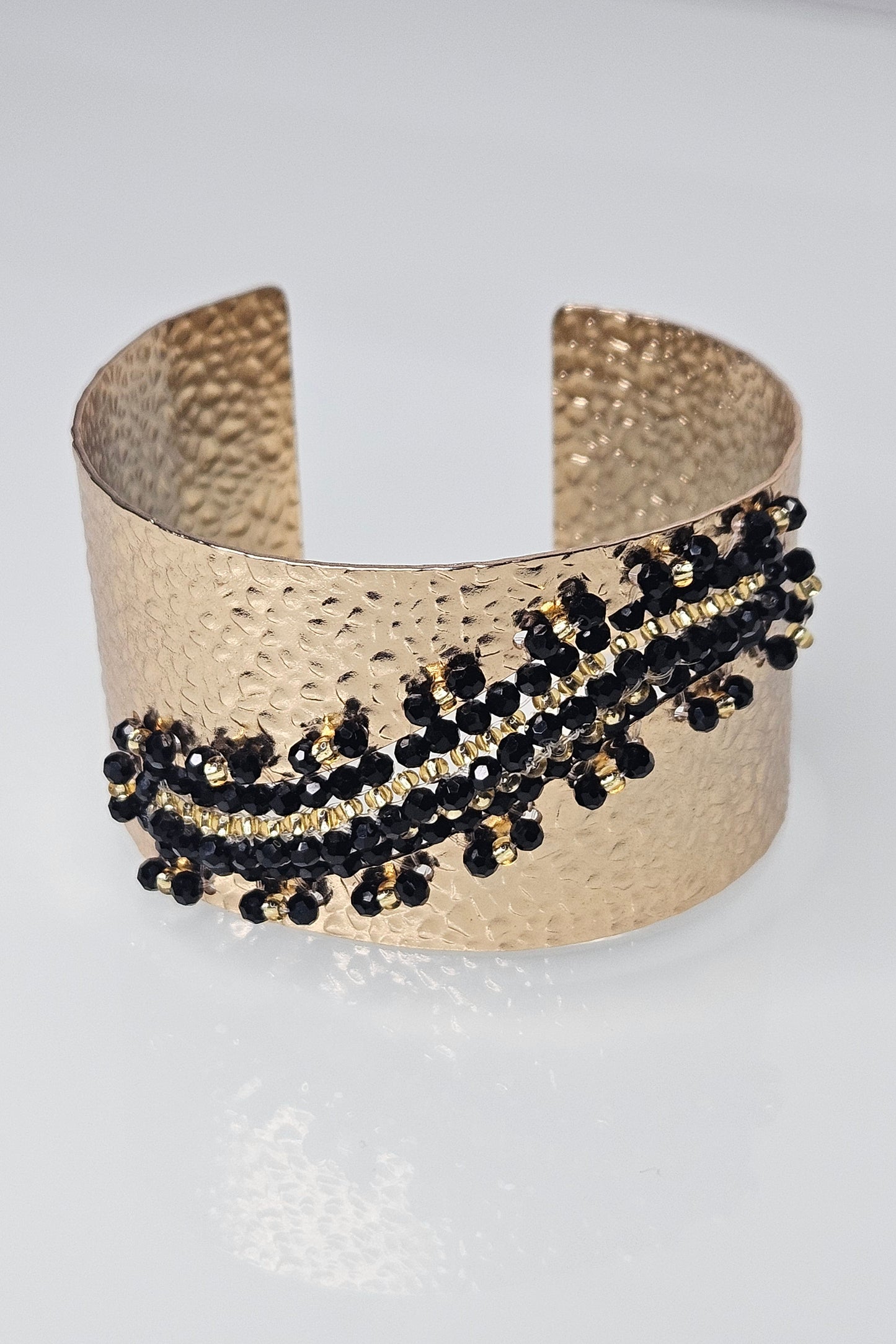 SET DE BRAZALETE Y ARETES DORADO CON NEGRO