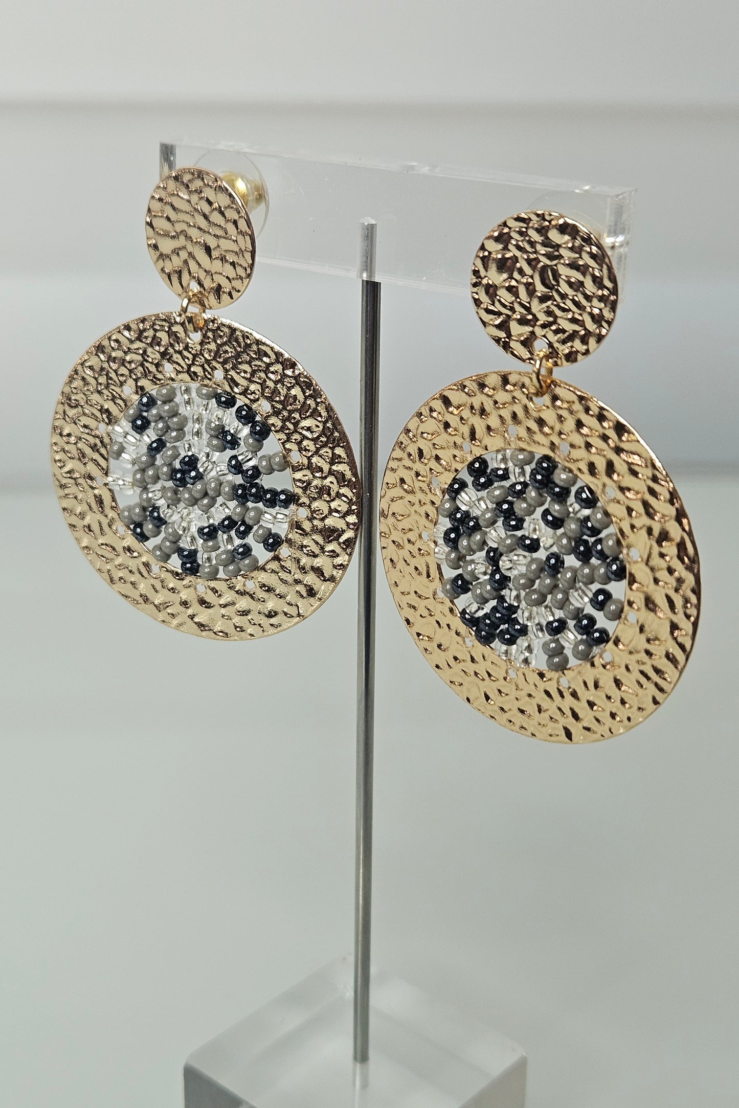 SET DE PULSERA TRENZADA Y ARETES EN TONOS GRISES