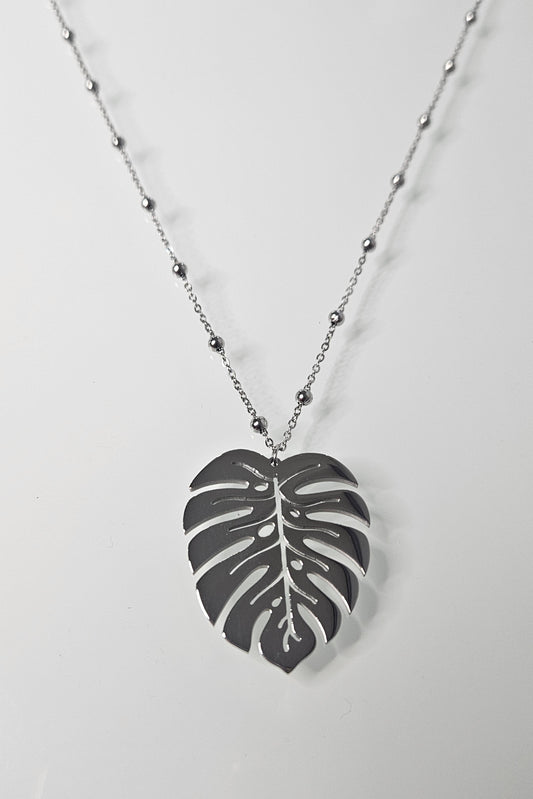 COLLAR PLATEADO DE CADENA CON ESFERAS Y PENDANT DE HOJA