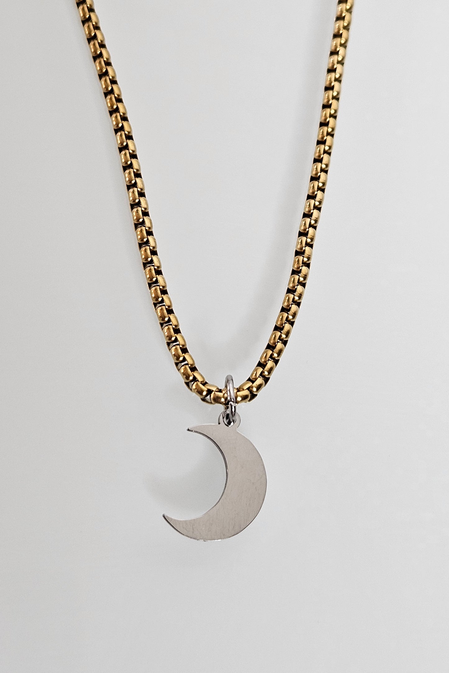 CADENA DORADA CON LUNA PLATEADA
