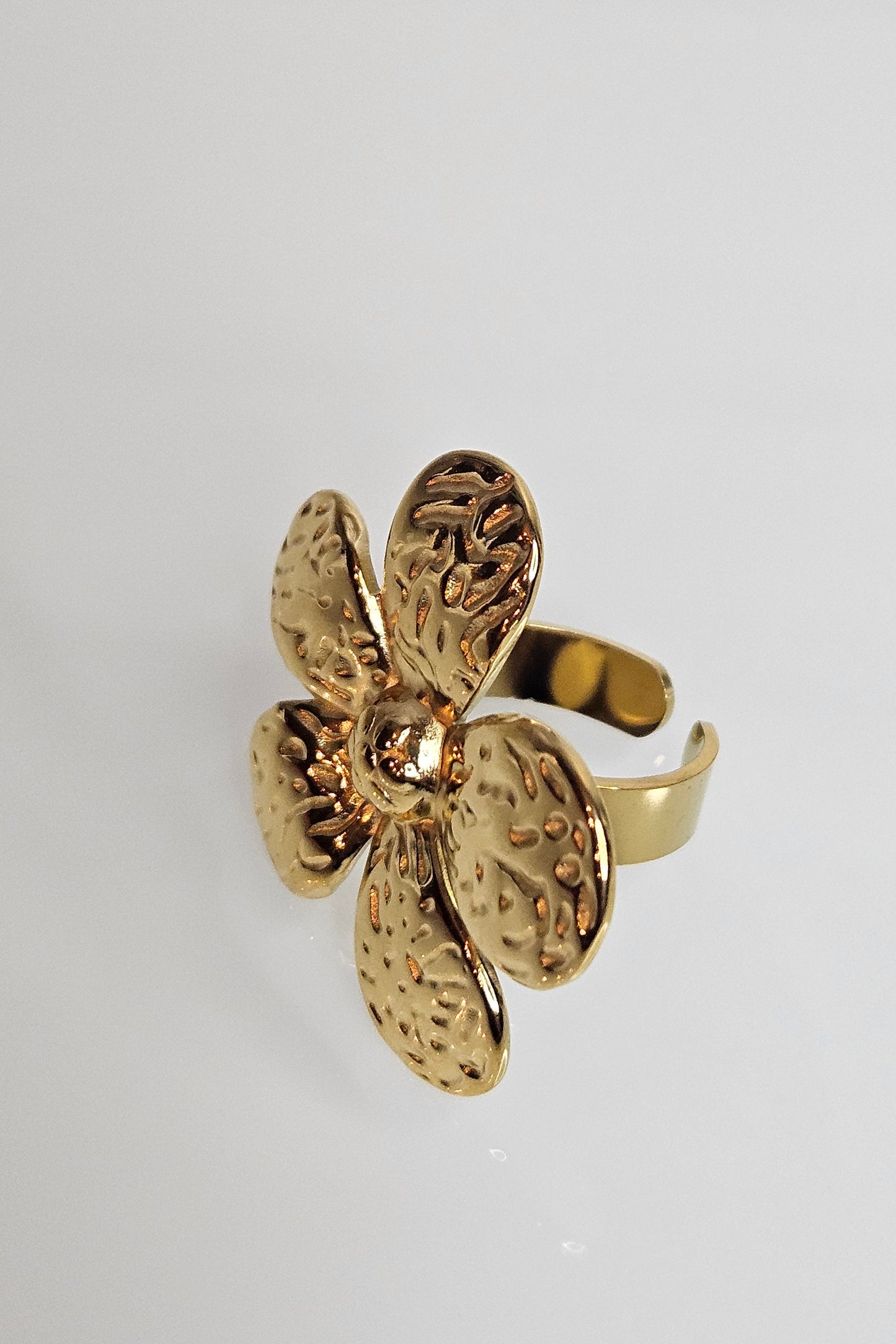 SET DORADO DE CADENA Y SORTIJA DE FLOR CON PANTALLAS