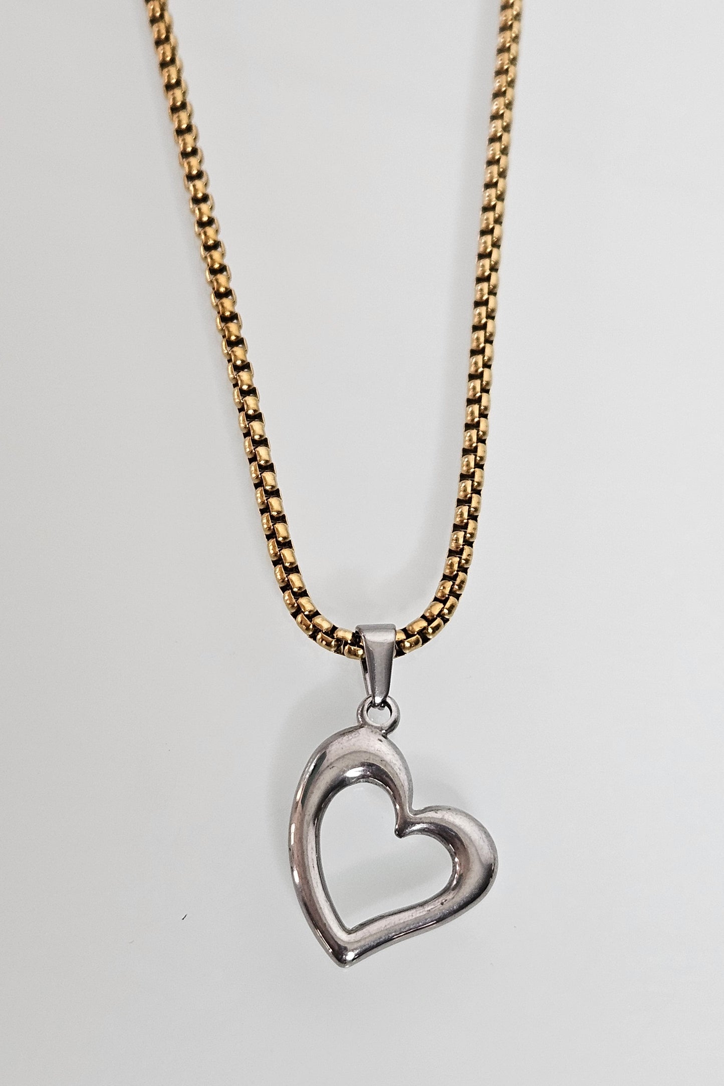 CADENA DORADA CON CORAZÓN PLATEADO