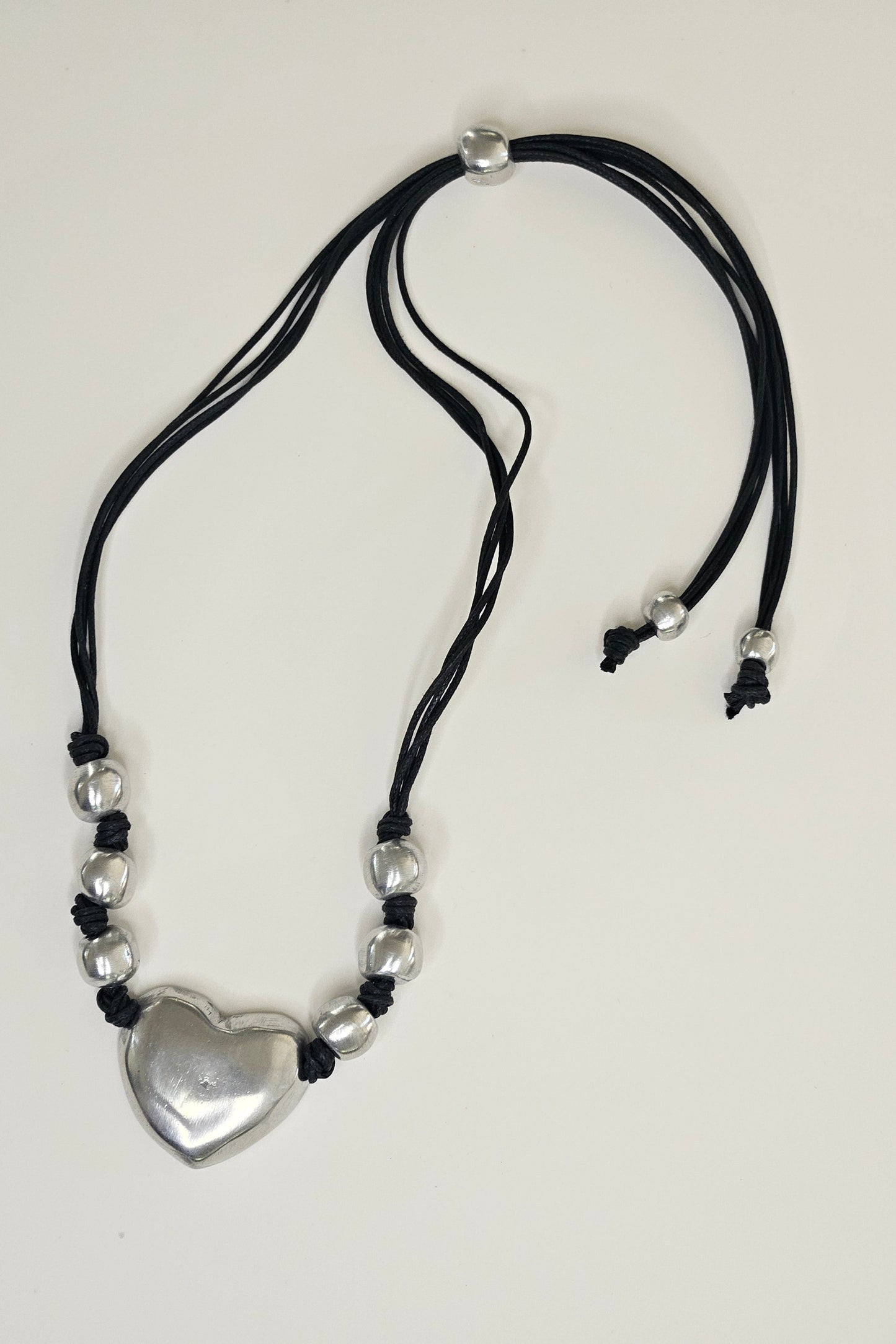 COLLAR NEGRO Y PLATEADO CON CORAZÓN Y ESFERAS