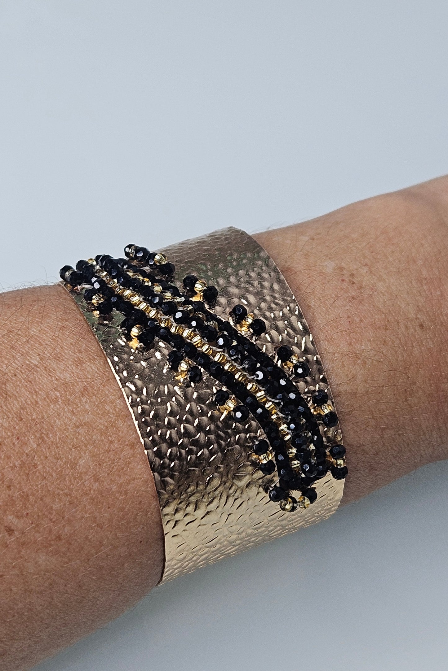 SET DE BRAZALETE Y ARETES DORADO CON NEGRO