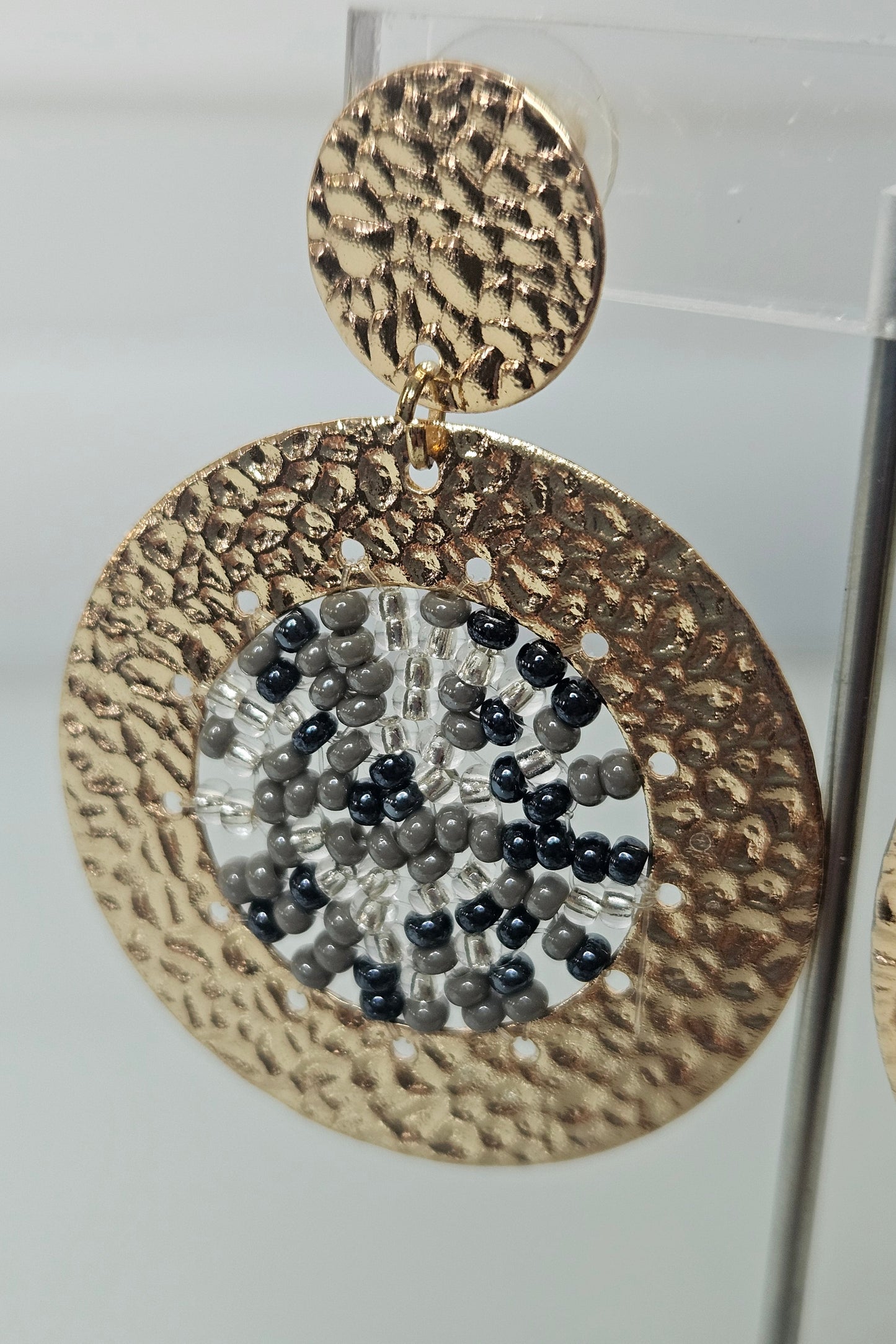 SET DE PULSERA TRENZADA Y ARETES EN TONOS GRISES