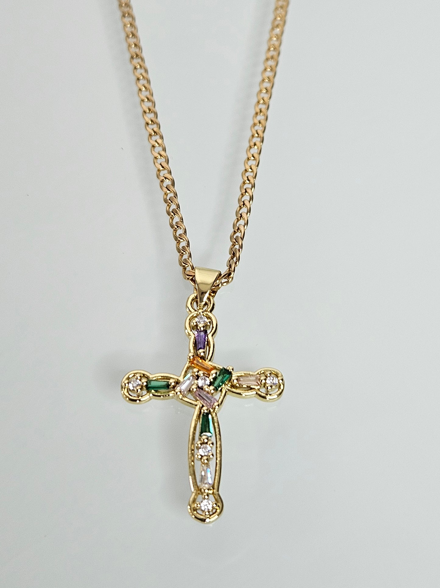 CADENA DORADA CON CRUZ Y PIEDRAS DE COLORES