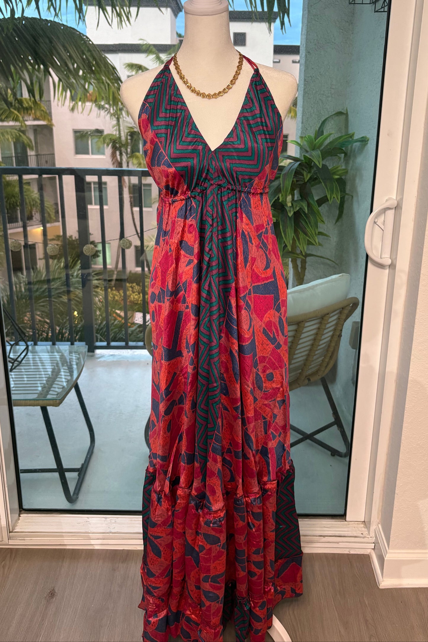 TRAJE MAXI DRESS ROJO CON PRINT CORAL, AZUL, VERDE, VIOLETA