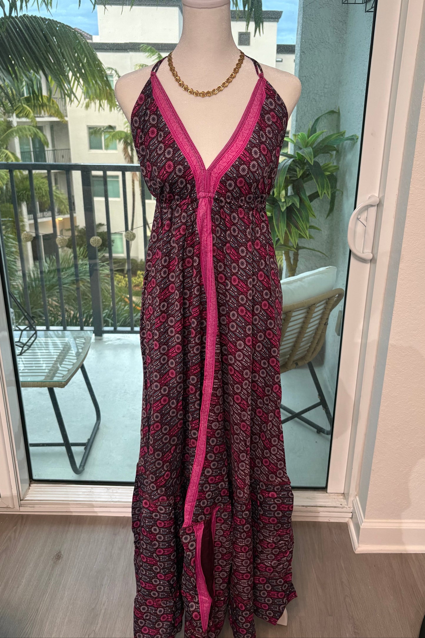 TRAJE MAXI DRESS ROJO CON PRINT VINO Y ROSA