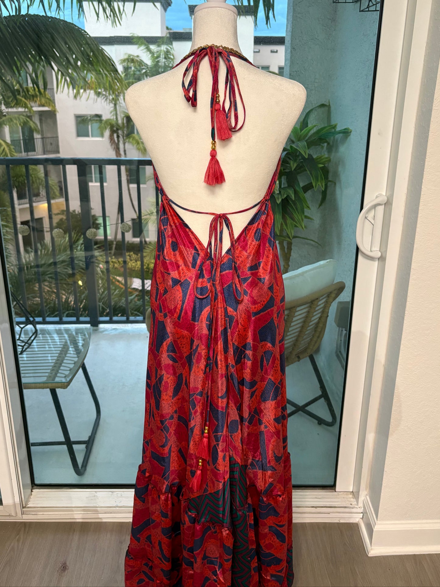TRAJE MAXI DRESS ROJO CON PRINT CORAL, AZUL, VERDE, VIOLETA