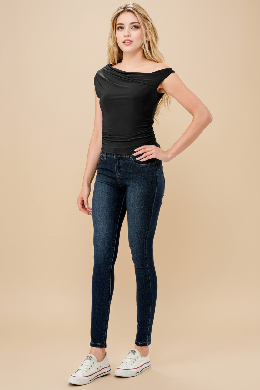 Top negro cuerpo completo fondo beige