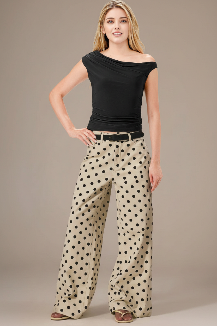 Top negro off-shoulder con pantalón polka dots