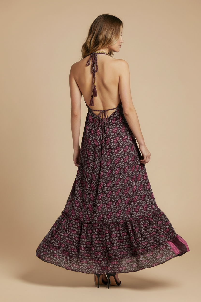 Vista trasera vestido maxi con fondo beige